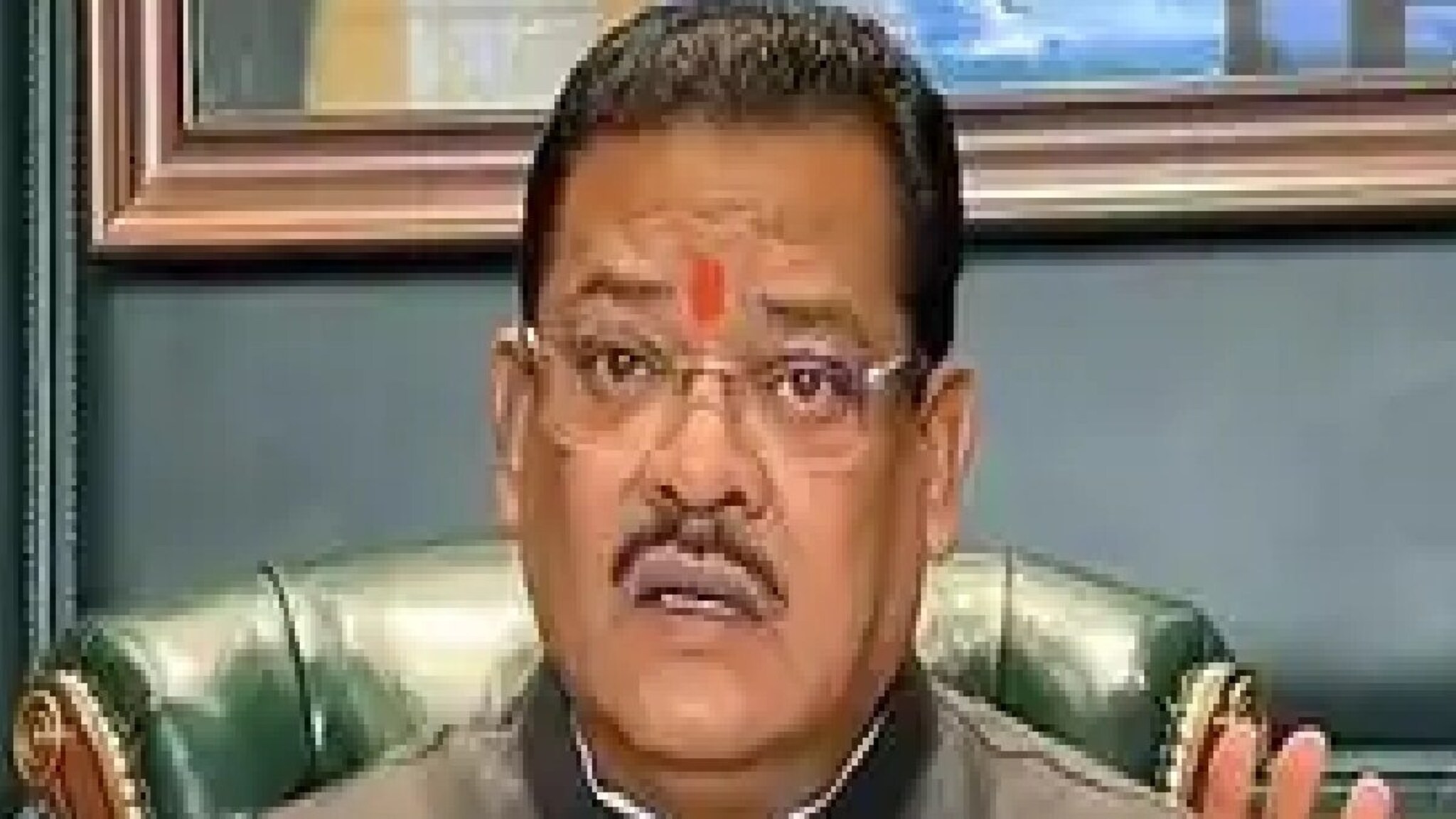 चौफेर टीकेनंतर संजय शिरसाट यांच्या मुलाची हॉटेलच्या लिलाव प्रक्रियेतून माघार, राऊत म्हणाले, ७२ व्या मजल्यावर...