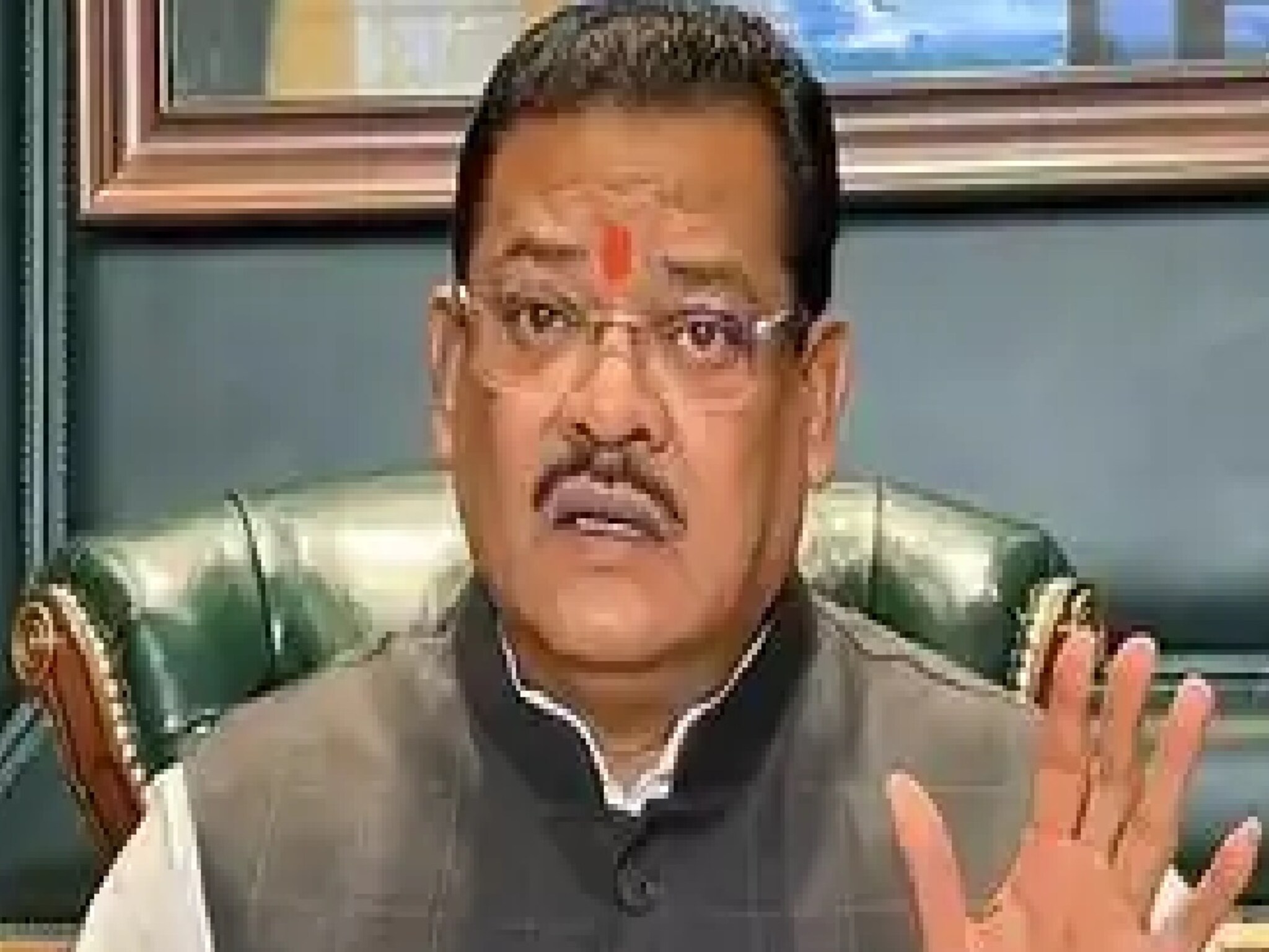 चौफेर टीकेनंतर संजय शिरसाट यांच्या मुलाची हॉटेलच्या लिलाव प्रक्रियेतून माघार, राऊत म्हणाले, ७२ व्या मजल्यावर...