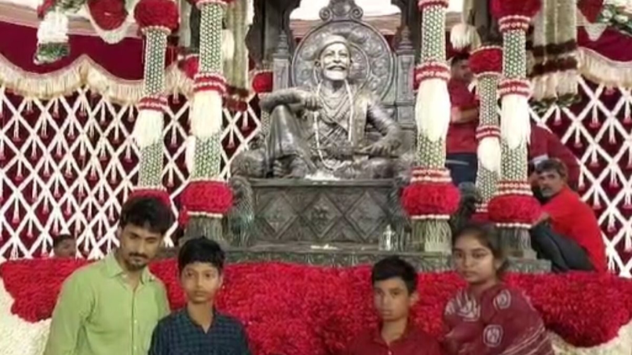 Raigad : रायगडावर देशमुख कुटुंबाची आर्त हाक, शिवराज्याभिषेकाच्या दिनी न्यायासाठी साकडं