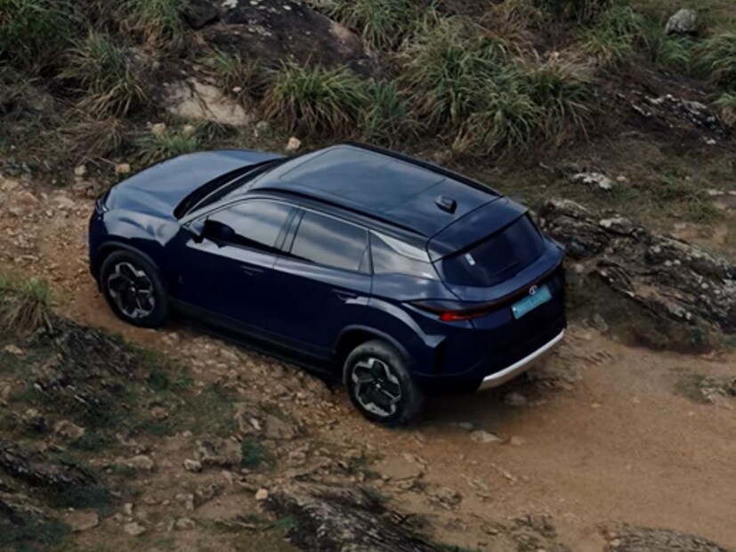  Harrier.ev च्या बॅटरीवर लाइफ टाइम वॉरंटी दिली आहे.   Harrier.ev सामना थेट Mahindra XEV 9e, BYD Atto 3 आणि Hyundai Creta Electric सारख्या EV SUV सोबत आहे. 