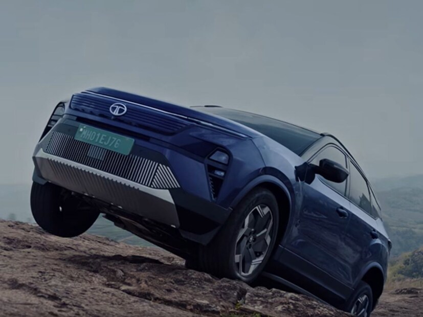 गेल्या अनेक दिवसांपासून चर्चेत असलेली टाटा मोटर्सने आपली  Tata Harrier.ev  अखेर लाँच केली आहे. भारतात एकीकडे सर्वात जास्त रेंजची एसयूव्ही देण्याची स्पर्धा रंगली आहे, अशातच टाटाने Tata Harrier.ev लाँच करून डब्बल धमाका केला आहे. एकतर या एसयूव्ही किंमत ही या सेगमेंटमध्ये कमी ठेवली आहे तर दुसरीकडे सर्वाधिक रेंजही तब्बल 627 किमी दिली आहे. त्यामुळे EV SUV सेगमेंटमध्ये Tata Harrier.ev गेमचेंजर ठरणार आहे. 