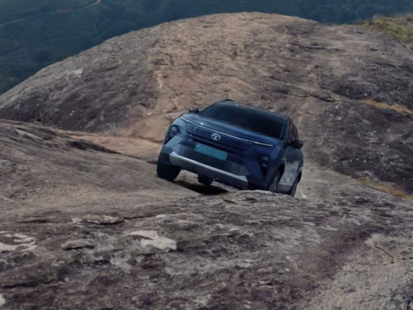 SUV सेगमेंटमध्ये आतापर्यंत सर्वात जास्त रेंजही टाटा मोटर्सकडून देण्यात आली आहे. विशेष म्हणजे, Tata Harrier.ev ची बॅटरी इतक्या जलद गतीने चार्ज होते जी स्मार्टफोन चार्ज होण्यासाठी लागतो. तसंच Harrier.ev च्या बॅटरीवर लाइफ टाइम वॉरंटी दिली आहे. त्यामुळे कोणतीही चिंता न बाळगता ही एसयूव्ही तुम्ही बिनधास्तपणे चालवू शकतात. 