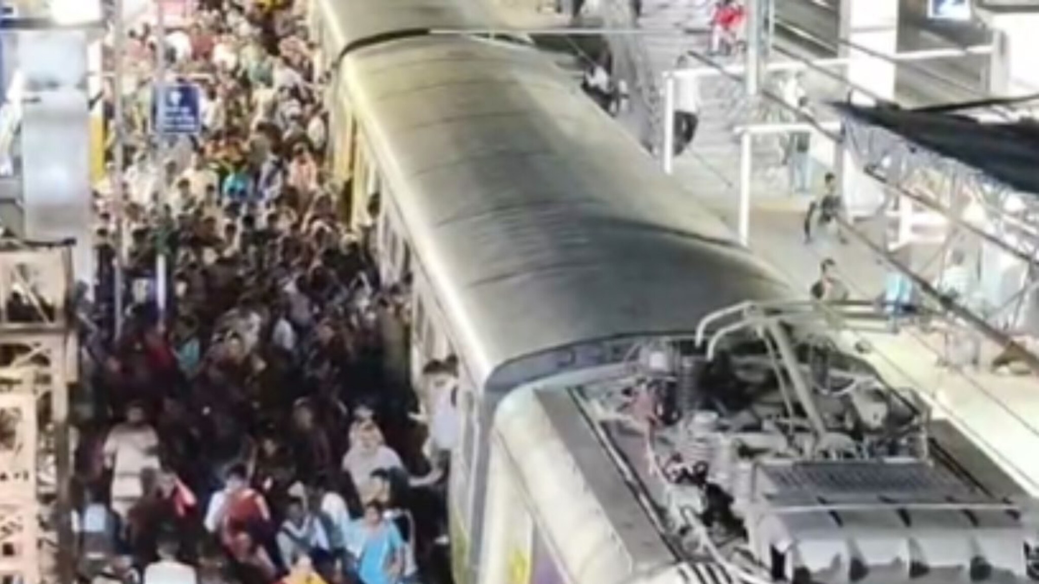 उल्हासनगरमध्ये टोळक्याचा धुमाकूळ, महिला-लहान मुलांवर तलवारीने हल्ला