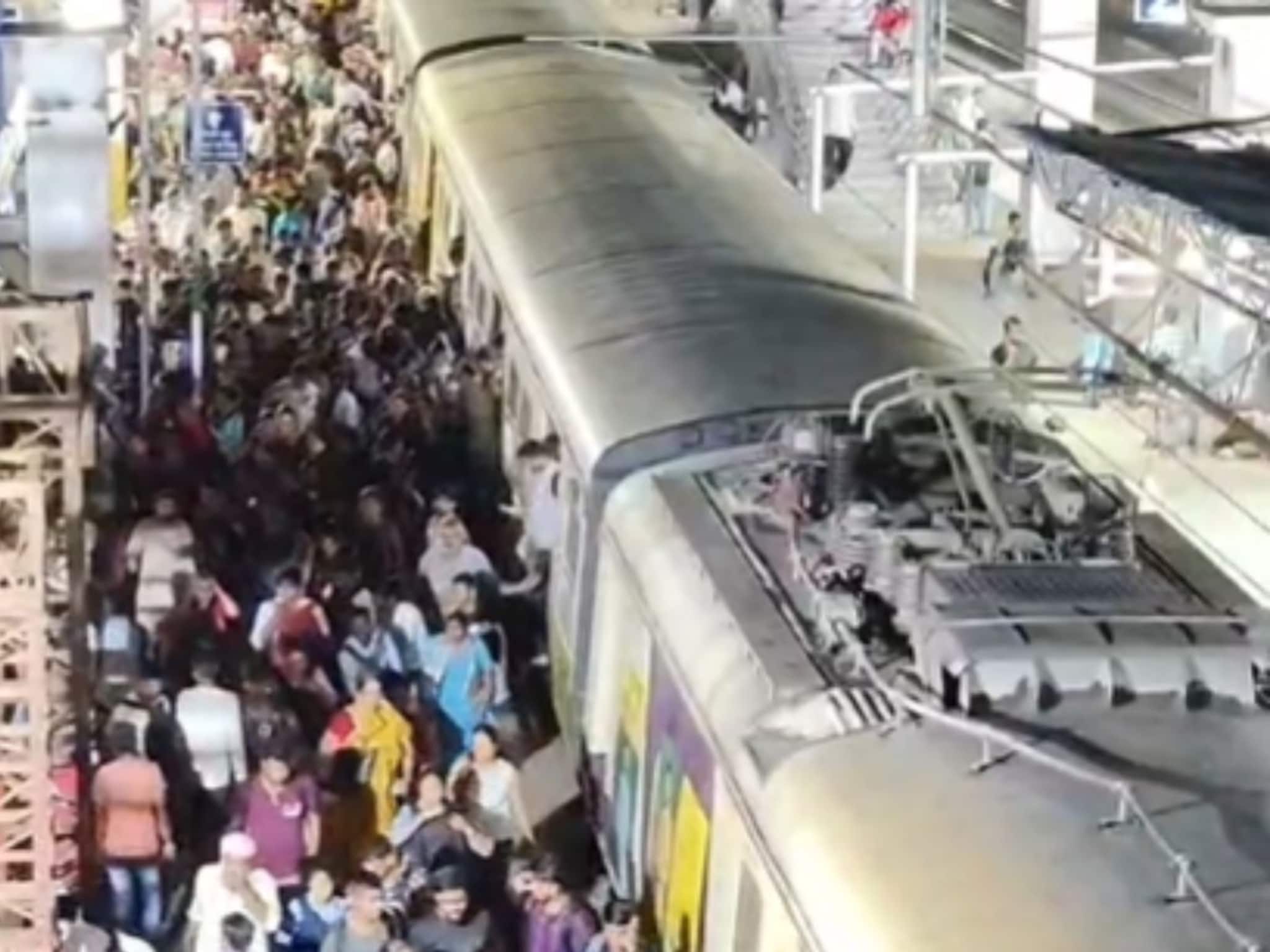 उल्हासनगरमध्ये टोळक्याचा धुमाकूळ, महिला-लहान मुलांवर तलवारीने हल्ला