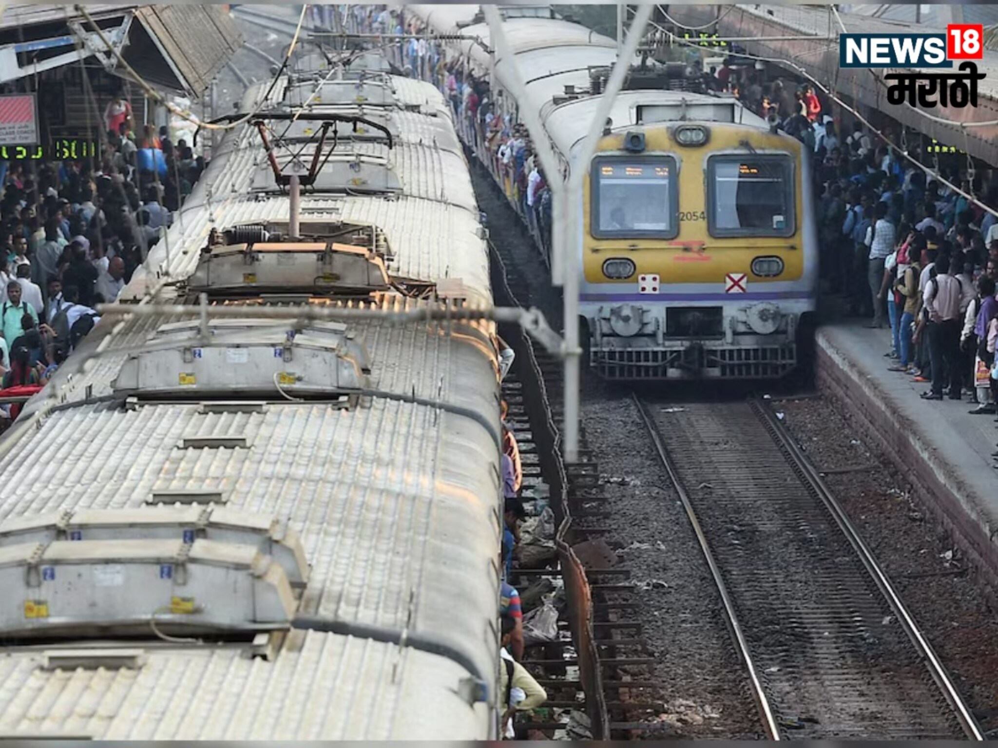 172 वर्षात मुंबई पहिल्यांदाच असं घडलं, दोन लोकलच्या प्रवाशांची धडक, 6 ठार