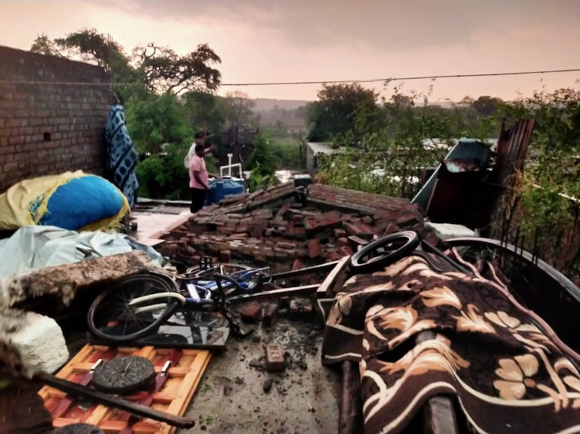    वादळी वाऱ्याचा  सेलू, पिंपळाला, भोजला,  वन वारला, कारला या गावांना मोठा फटका बसला. 