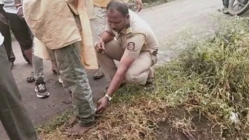 त्यानंतर पोलिसांनी बोलावून तात्काळ नागरिकांची सुटका केली आहे. गांधीनगर पोलिसांनी मात्र घटनेची चौकशी आणि गुन्हा दाखल न करताच पीडित नागरिकाला वाऱ्यावर  सोडले आहे.