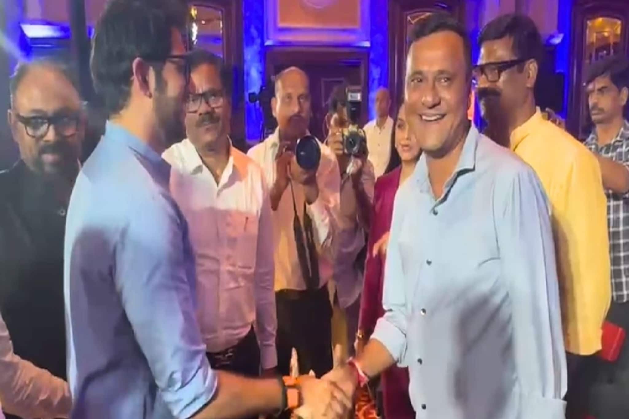 ...आदित्य ठाकरे समोर आले, शेकहँड अन् संदीप देशपांडे खळखळून हसले, VIDEO