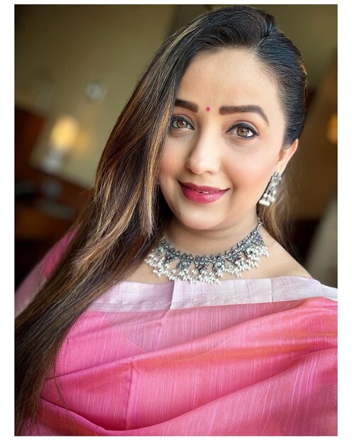  2017 साली अपूर्वाचे बाबांचा मृत्यू झाला. तिच्या डोळ्यांदेखत त्यांना हार्ट अटॅक आला आणि त्यांचं निधन झालं. त्याच काळात अपूर्वाचा डिवोर्सही झाला होता. दोन महत्त्वाचे पुरूष तिच्या आयुष्यातून निघून गेले होते. 2014 मध्ये रोहन देशपांडेबरोबर झालं होतं. पण त्यांचं लग्न फार काळ टिकलं नाही. 