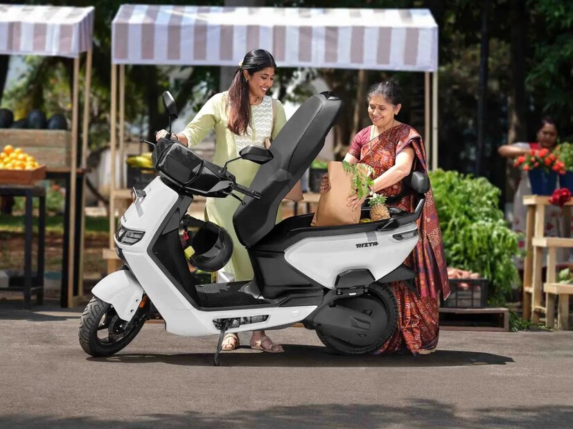  फोन होल्डर, USB चार्जिंग पोर्ट आणि बॅग्ससाठी  हुक्स दिले आहे जे एक रोजच्या वापरासाठी परफेक्ट फिचर्स आहे.  स्कुटर सेगमेंटमध्ये Ather Rizta  चं सीट सगळ्यात मोठं असून सीटखाली 56 लिटर  स्टोरेज स्पेस दिला आहे. या स्कूटरची बॉडी रुंद आहे आणि  सीट 900mm  आहे. त्यामुळे दोन जण आरामात बसू शकतात. या स्कुटरचं वजन 119 किलो इतकं आहे.