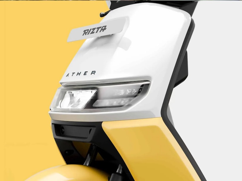  Ather Rizta मध्ये साहित्य ठेवण्यासाठी उत्तम अशी स्पेस दिली आहे.  34 लिटर इतकी सीट खाली जागा दिली आहे.  तसंच तुम्हाला हवी असेल तर  22 लिटरचा फ्रंट स्टोरेज (फ्रंक) आणि रियर टॉप बॉक्स सारख्या एक्सेसरीज जोडू शकतात. 