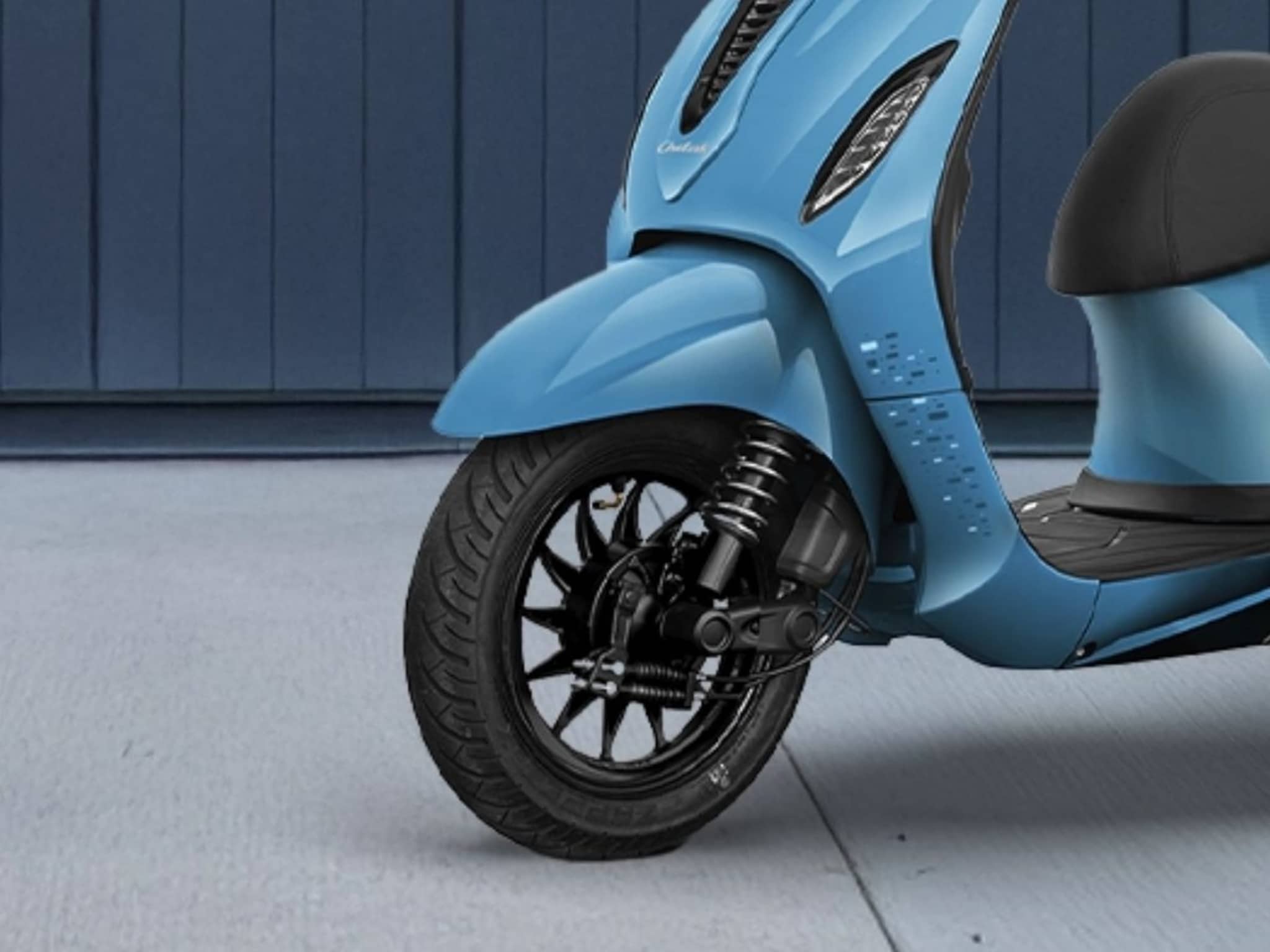 bajaj Chetak: बजाजने टाकला मोठा डाव, आणतेय सगळ्यात स्वस्त EV Scooter, रेंजही दमदार!