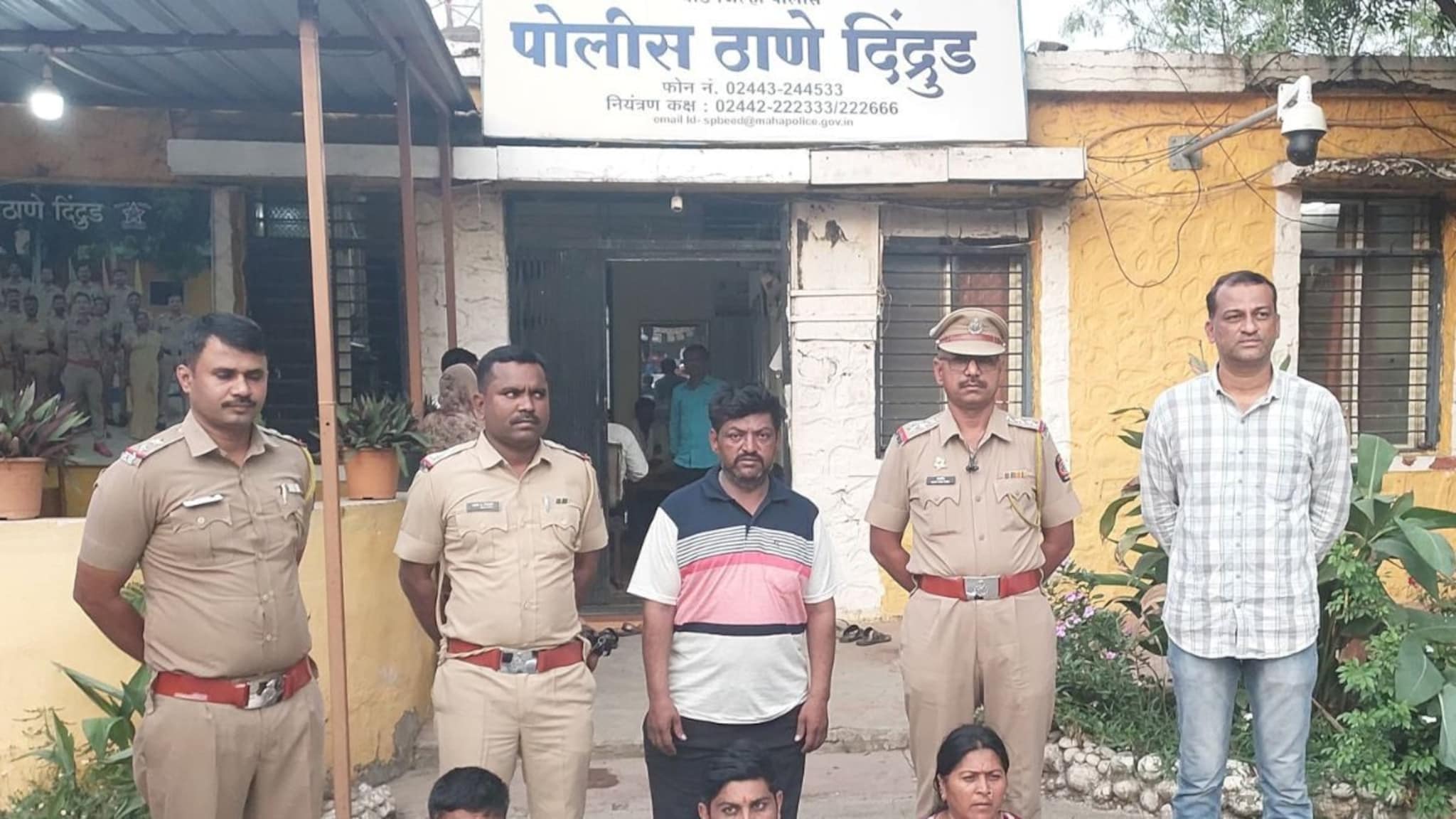 कारमध्ये कोंबलं अन् बीडला आणलं, महिलेकडून तरुणाचं अपहरण, पोलिसांना टीप मिळाली अन्...