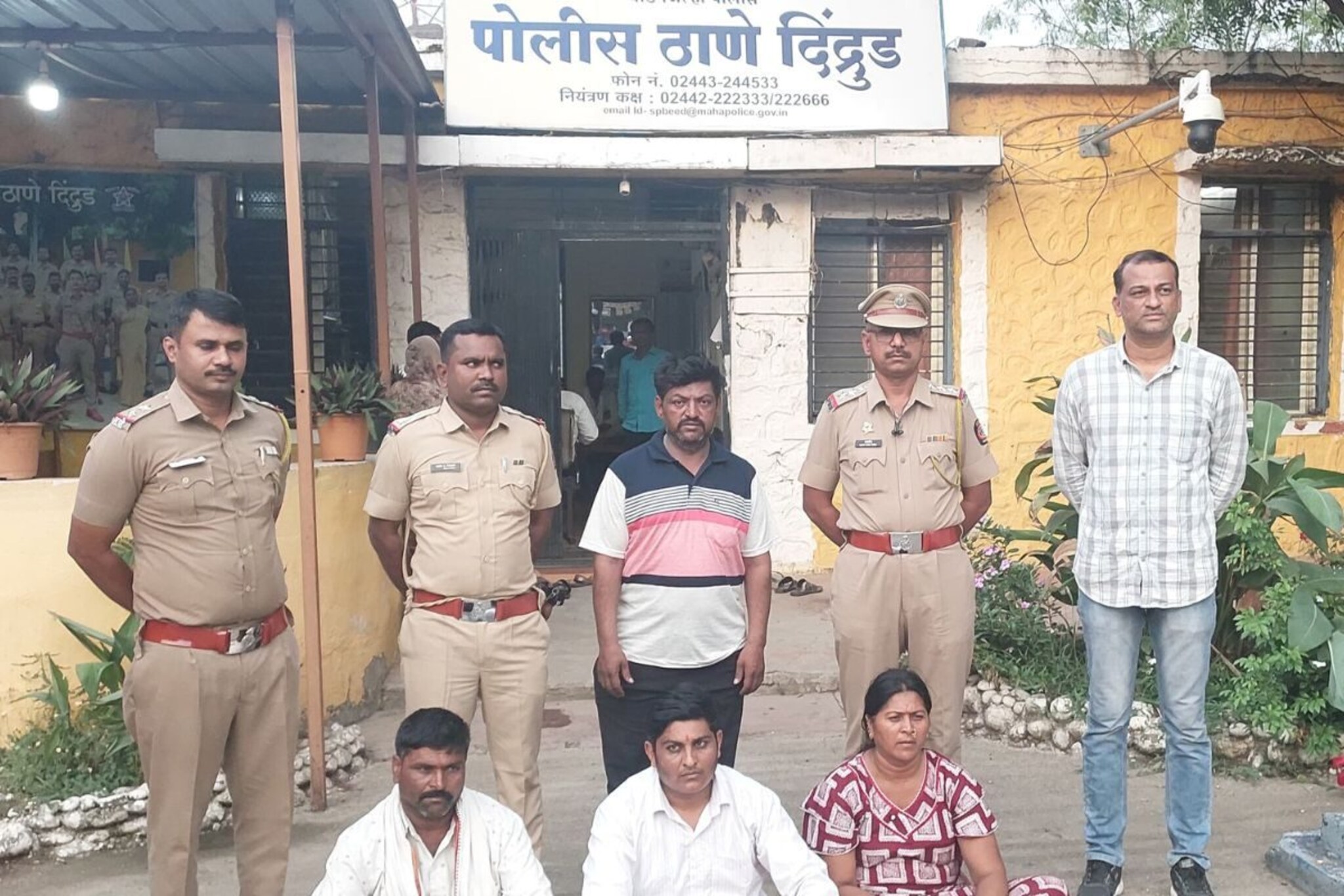 कारमध्ये कोंबलं अन् बीडला आणलं, महिलेकडून तरुणाचं अपहरण, पोलिसांना टीप मिळाली अन