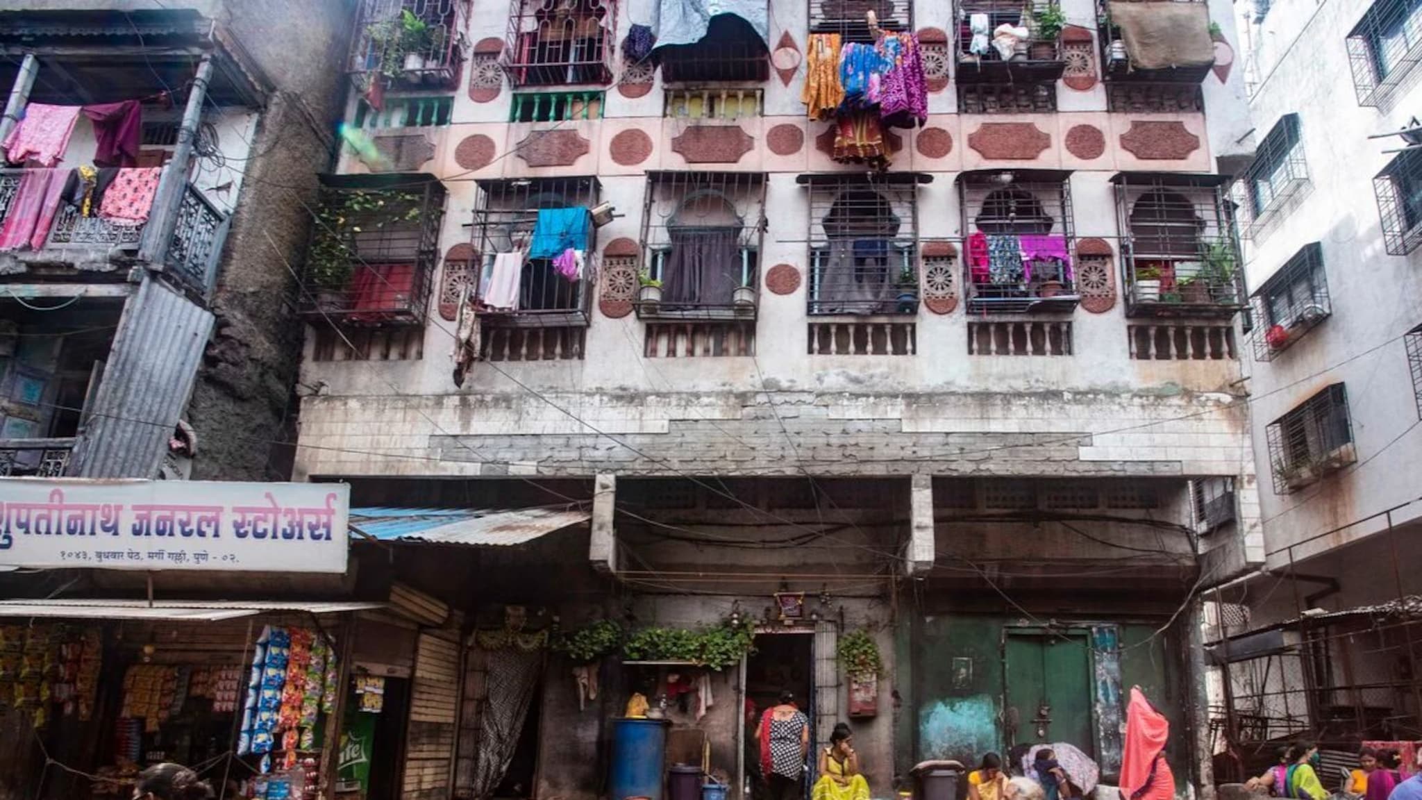 Pune: 'मी कुटुंबाच्या योग्यतेची नाही', बुधवार पेठेत तरुणीची 9 व्या मजल्यावरून उडी, चिठ्ठीत काळीज पिळवटणारी व्यथा