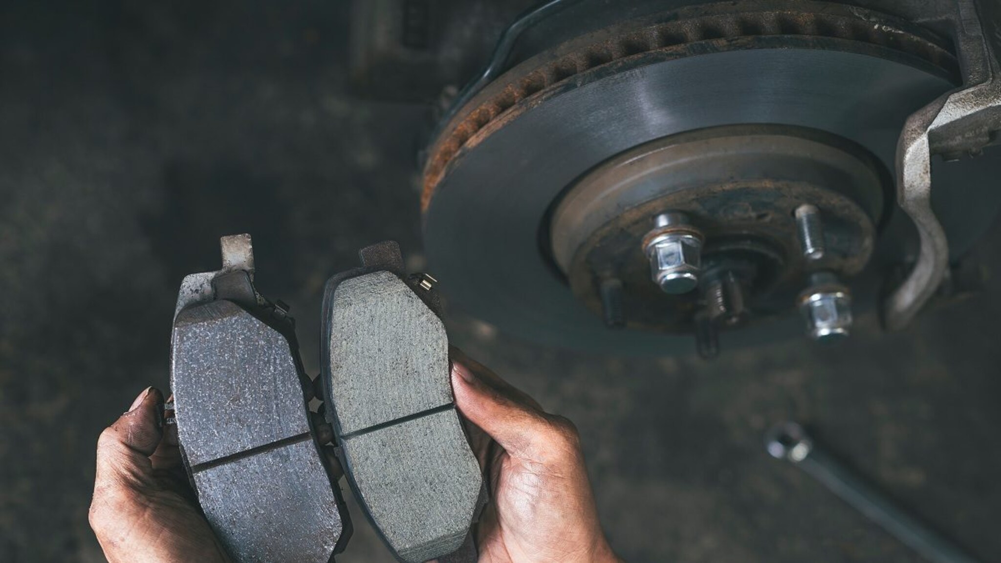 झिजलेले ब्रेक पॅड देतात मोठा इशारा! दुर्लक्ष केल्यास होऊ शकते मोठी दुर्घटना