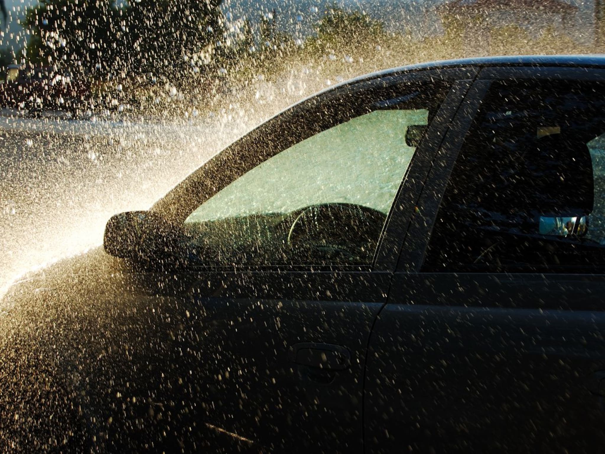 ऑफिसला किती दिवस पावसामध्ये भिजत जाणार? घरी आणा 34 किमी मायलेज देणारी CAR