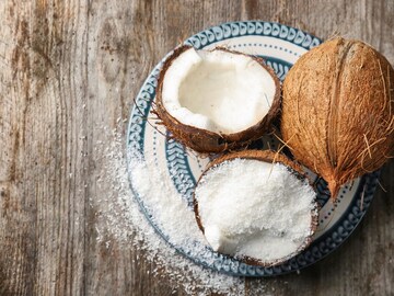 नारळ वाकडातिकडा फुटतो, शेफ कुणाल कपूरने दाखवली नारळ फोडण्याची योग्य पद्धत