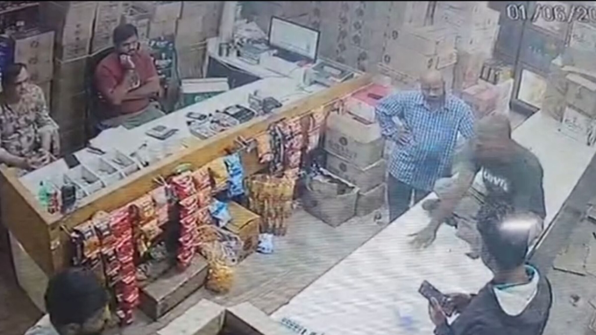 '...नाहीतर तुला ठार करेन', कराडमध्ये 'वाल्मीक' पॅटर्न, खंडणीखोर टोळीने व्यावसायिकाला लुटलं, CCTV व्हिडीओ समोर