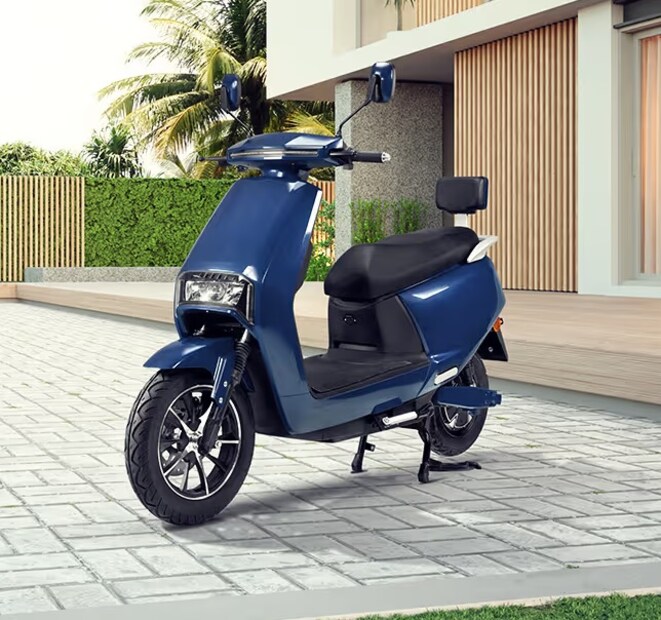 Odysse Racer Lite V2 ही एक उत्तम इलेक्ट्रिक स्कूटर आहे ज्याची किंमत ₹76,250 आहे. त्यात बसवलेली लिथियम-आयन बॅटरी पूर्णपणे चार्ज होण्यासाठी फक्त 3 तास ​​लागतात आणि ती एकदा चार्ज केल्यावर सुमारे 75 किमी अंतर कापू शकते. स्कूटरमध्ये एलईडी हेडलाइट्स, मोठी बूट स्पेस आणि सुरक्षेसाठी अँटी-थेफ्ट लॉक अशी फीचर्स आहेत. हे मॉडेल एकूण 6 कलर ऑप्शनमध्ये येते रेडियंट रेड, पेस्टल पीच, सॅफायर ब्लू, मिंट ग्रीन, पर्ल व्हाइट आणि कार्बन ब्लॅक. जेणेकरून तुम्ही तुमच्या आवडीनुसार स्कूटर निवडू शकता.