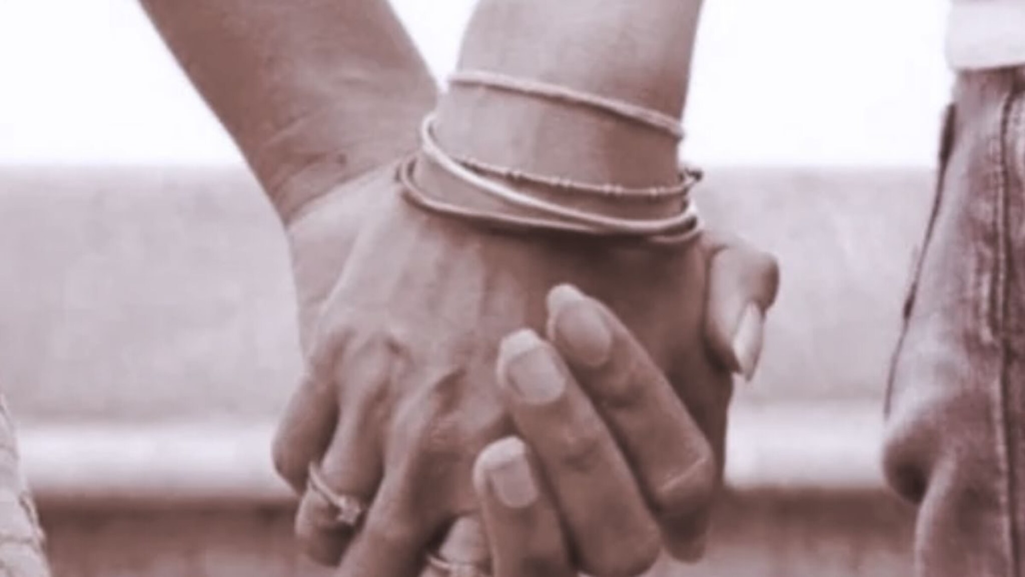 बॉसच्या बायकोसोबत जुळलं सुत, भररस्त्यात झालं कांड, सगळी गँगच जीवावर उठली!