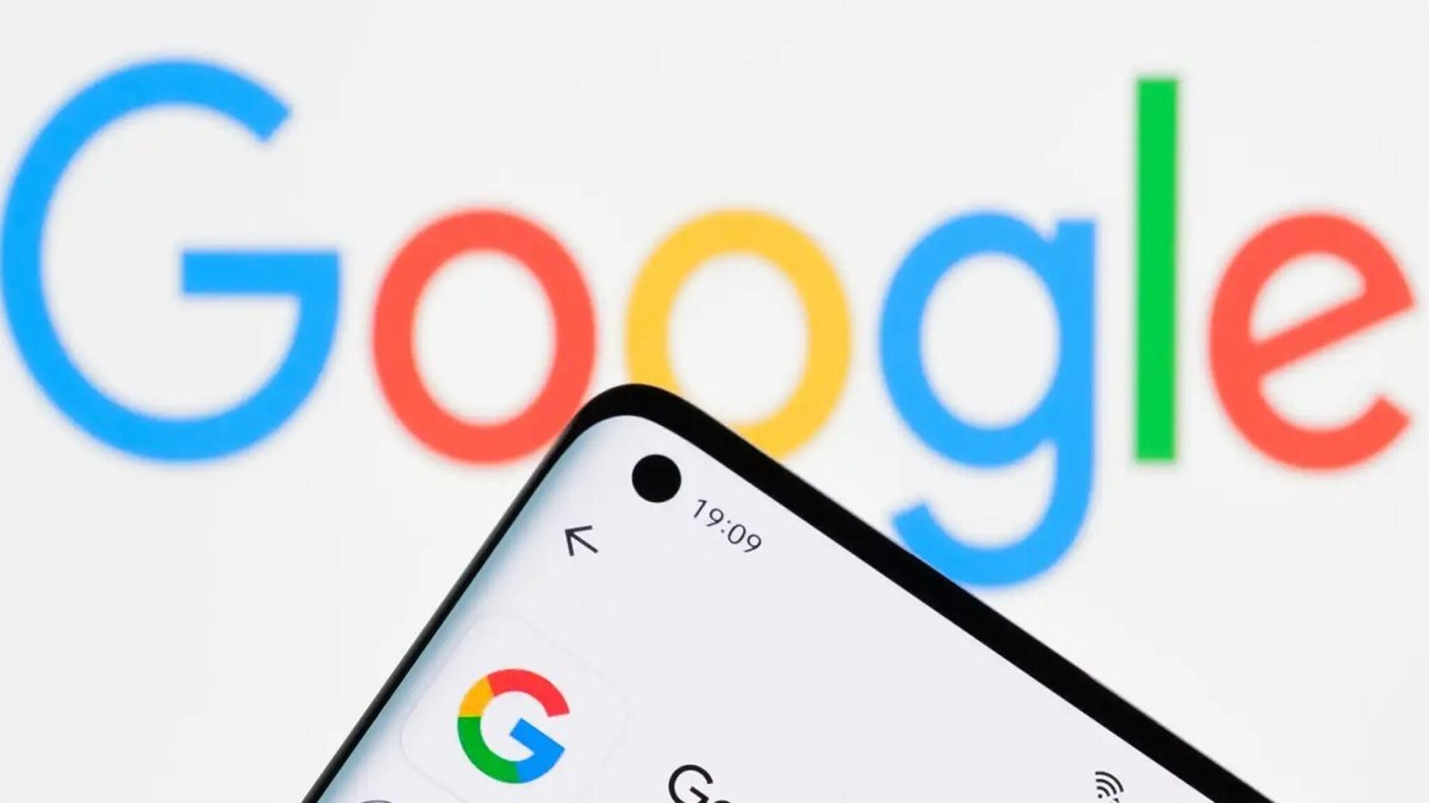 Google आता तुमच्या फोनवर ठेवणार नजर! Chrome सह Geminiमध्ये मोठा बदल