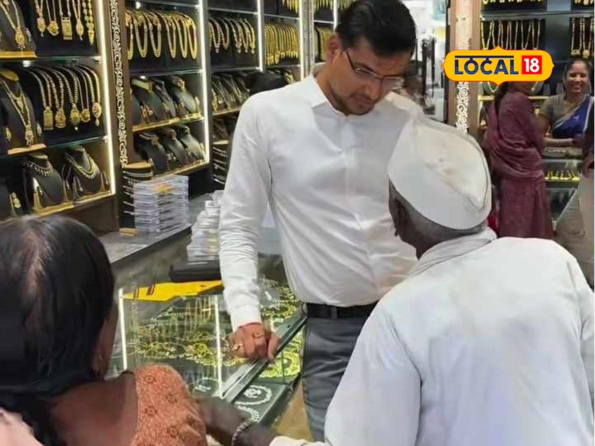 छत्रपती संभाजी नगर शहरातील औरंगपुरा भागांमध्ये गोपीका ज्वेलर्स आहे. या ज्वेलर्समध्ये एक आजी आजोबा सोनं खरेदीसाठी आले होते. या ठिकाणी त्यांच्यात झालेला संवाद दुकानाचे मालक निलेश खिवांसरा यांनी मोबाईल कॅमेरात कैद केला आणि तो समाज माध्यमांवर व्हायरल झाला.