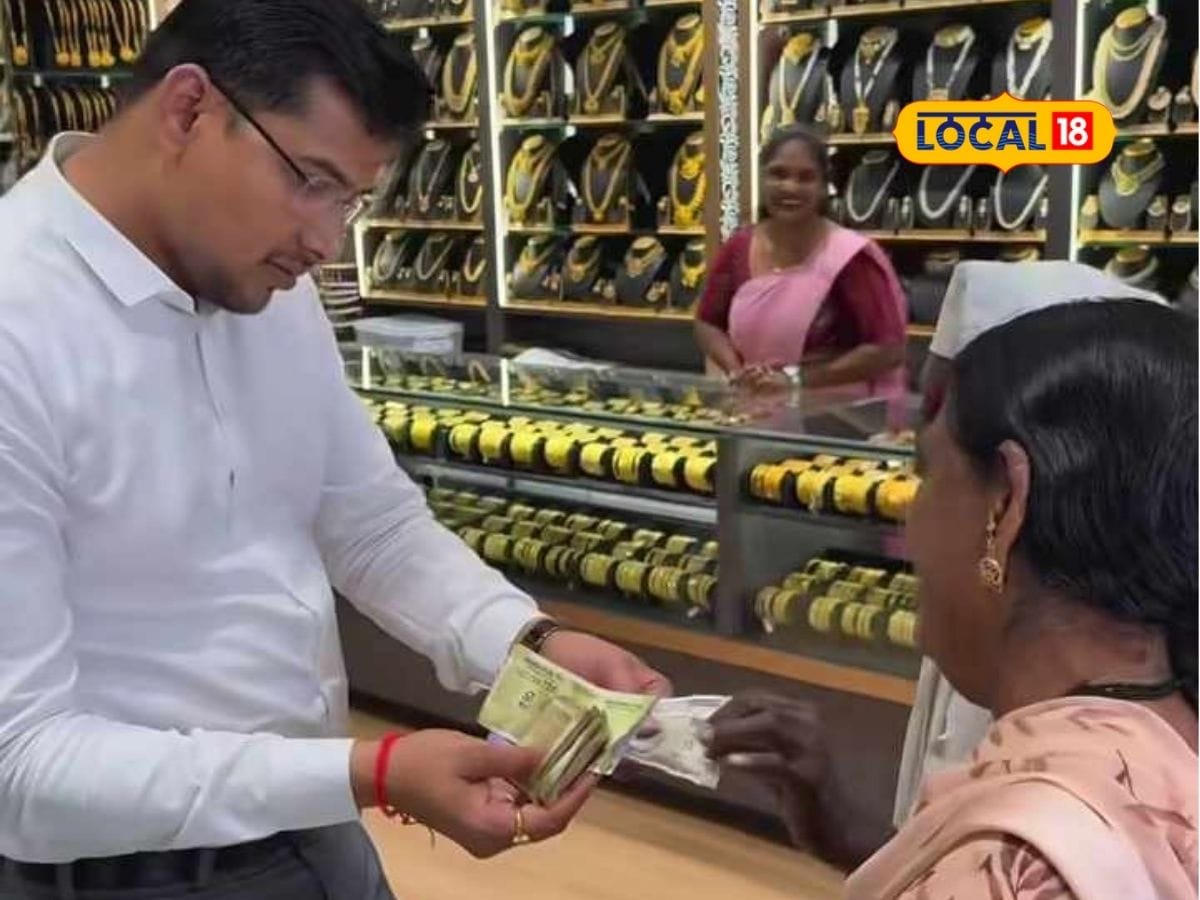 “मी दुसऱ्या दुकानात आलो असता त्या ठिकाणी तेच आजी-आजोबा आल्याचे दिसले. आजोबा आजीसाठी मंगळसूत्र बघत होते. त्यांना एक मंगळसूत्र आडलं होतं, त्याची किंमत त्यांनी विचारली आणि जवळचे पैसे काढून दिले. तेव्हा मी एवढे पैसे नको म्हणून सांगितलं. परंतु, त्यांचा गैरसमज झाला आणि त्यांना वाटलं की मला अजून पैसे पाहिजेत. त्यांनी आजीकडून पैसे मागून घेतले आणि मला दिले,” असं निलेश सांगतात.