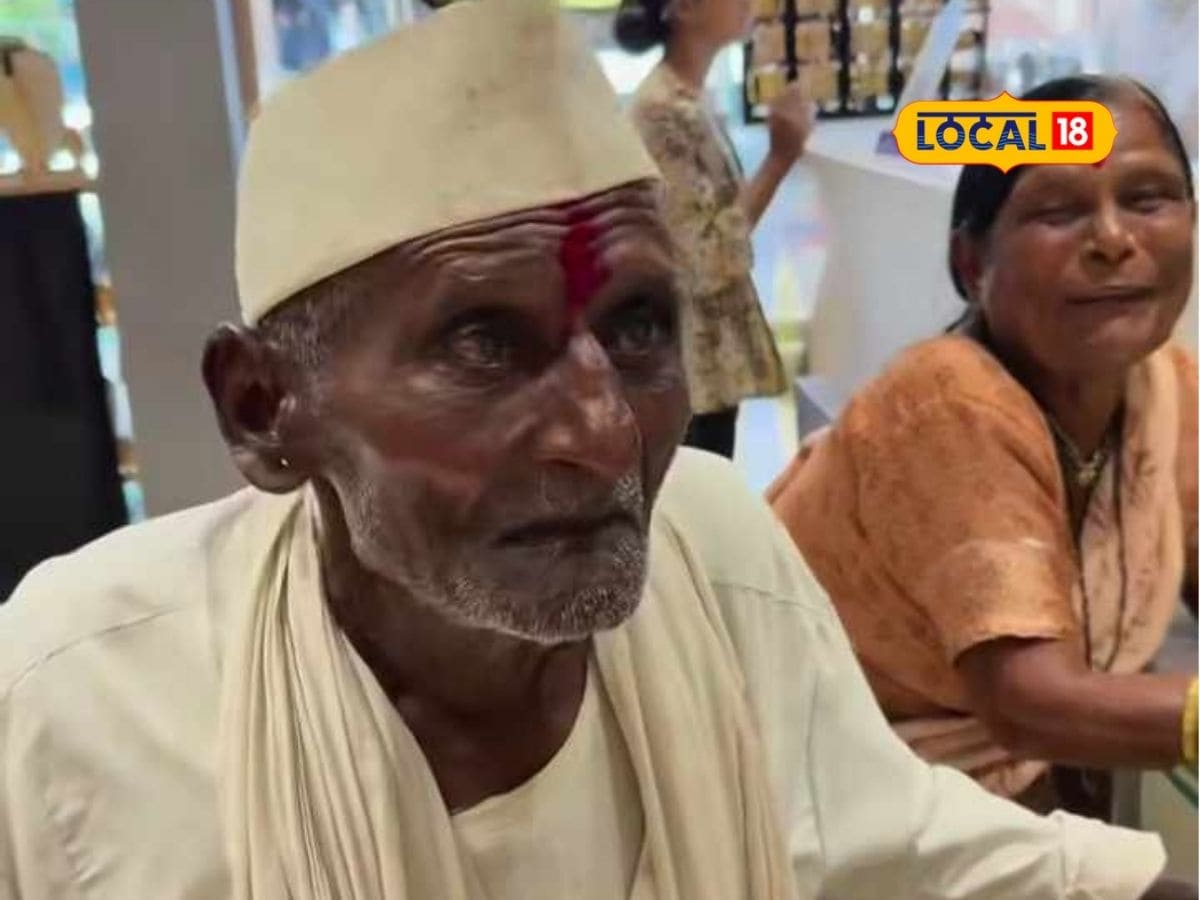 आजी-आजोबांकडे मिळून बाराशे ते तेराशे रुपये पहोते. पण मी ते पैसे घेतले नाही. तर त्यांना माळ आणि मंगळसूत्राच्या वाट्या तशाच देऊन टाकल्या. पण ते दोघे तसं घ्यायला तयार नव्हते. म्हणून मी त्यांच्याकडून वीस रुपये घेतले आणि ते पैसे मी अजून सुद्धा जपून ठेवल्याचं निलेश सांगतात.