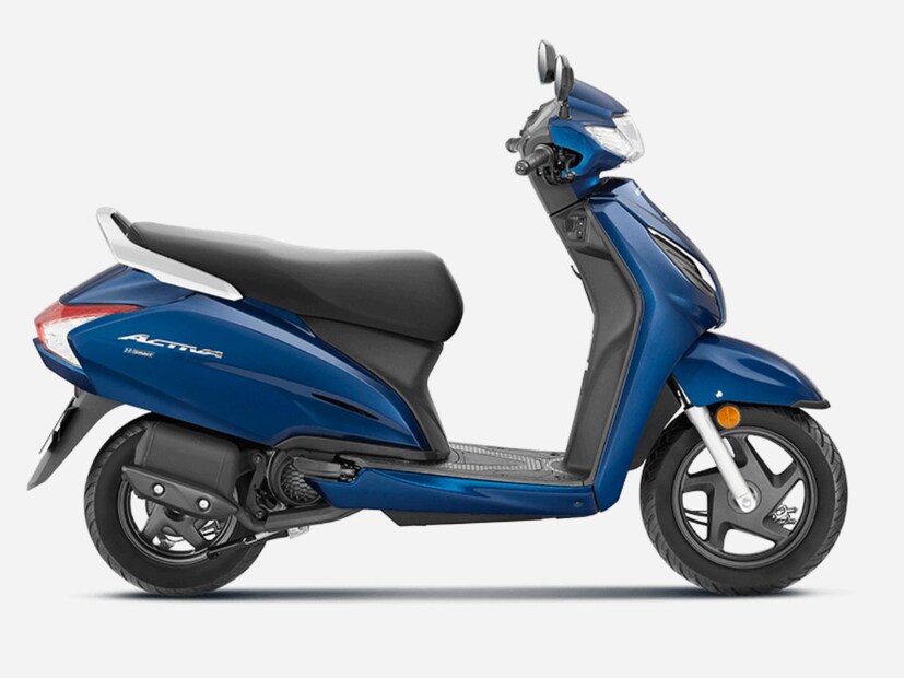 honda activa scooter: भारतात मध्यवर्गीय कुटुंबासाठी ने आण आणि घरातलं साहित्य आणण्यासाठी सगळ्यात सोप्प साधनं म्हणजे स्कुटर. त्यामुळे भारतीय ऑटो मार्केटमध्ये मोठ्या प्रमाणात स्कुटरची मागणी आहे. सर्वात जास्त स्टोअरेज आणि उत्तम मायलेज देणाऱ्या अनेक स्कुटर सध्या उपलब्ध आहे. पण, या भाऊगर्दीमध्ये कोणती स्कुटर खरेदी करावी, असा प्रश्न साहजिकच सगळ्यांना पडतो. पण, यावर एक सोप्पा ऑप्शन आहे तो म्हणजे, होंडा एक्टिव्हा 110.