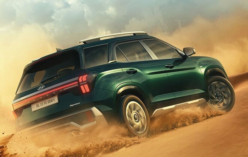 Hyundai Alcazar खरेदी करावी का? : हुंडई अल्काझर ही एक चांगली फॅमिली एसयूव्ही आहे. परंतु तिची डिझाइन फारशी प्रभावित करत नाही. परंतु त्यातील जागा आणि तिचे इंटीरियर बरेच चांगले आहे. लांब पल्ल्याच्या कारसाठी ती एक चांगला पर्याय असू शकते. त्यात सुरक्षा फीचर्सचीही कमतरता नाही. परंतु तिची किंमत थोडी जास्त आहे जी निराश करते.