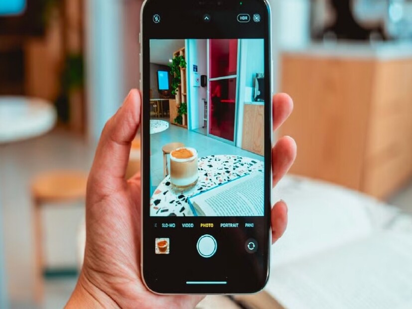 आयफोन 15 ची फीचर्स कशी आहेत : iPhone 15 हा अनेक दमदार फीचर्ससह एक प्रीमियम स्मार्टफोन आहे. यात 6.1-इंचाचा सुपर रेटिना XDR डिस्प्ले आहे. जो सिरेमिक शील्ड प्रोटेक्शनसह येतो, ज्यामुळे स्क्रीन अधिक मजबूत आणि स्क्रॅच-रेझिस्टंट बनते.