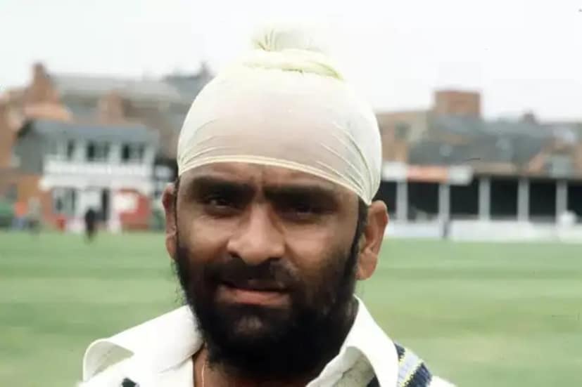 दुसरा वाद 1976-77 मध्ये घडला. इंग्लंडने भारतात 3-1 असा कसोटी मालिका जिंकली. पण चेन्नईमध्ये एक वाद निर्माण झाला. भारतीय कर्णधार बिशन सिंग बेदी यांनी जॉन लीव्हरवर चेंडू रिव्हर्स स्विंग करण्यासाठी व्हॅसलीनने लेपित पट्टी वापरल्याचा आरोप केला. इंग्लंडने म्हटले की व्हॅसलीनचा वापर फक्त खेळाडूंच्या डोळ्यांत घाम जाऊ नये म्हणून केला जात असे. पण या घटनेने मालिकेला कलंकित केले. ती अजूनही 'व्हॅसलीन सिरीज' म्हणून ओळखली जाते.