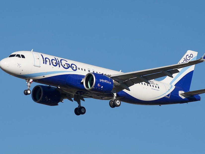 इंडिअन ऑईलच्या वेबसाइटवरील माहितीनुसार, आज १ डिसेंबर २०२५ पासून एटीएफ (ATF - Aviation Turbine Fuel) म्हणजेच हवाई इंधनाच्या किमतींमध्ये मोठी वाढ झाली आहे. दिल्लीमध्ये ही वाढ प्रति किलोलीटर ५१३३.७५ रुपये इतकी मोठी आहे. मुंबईतही एटीएफचे दर वाढले आहेत. इंधन महागल्यामुळे याचा थेट परिणाम विमान कंपन्यांच्या खर्चावर होणार आहे. साहजिकच, कंपन्या हा वाढलेला खर्च विमान तिकीटांच्या दरात वाढवून प्रवाशांकडून वसूल करण्याची शक्यता आहे.