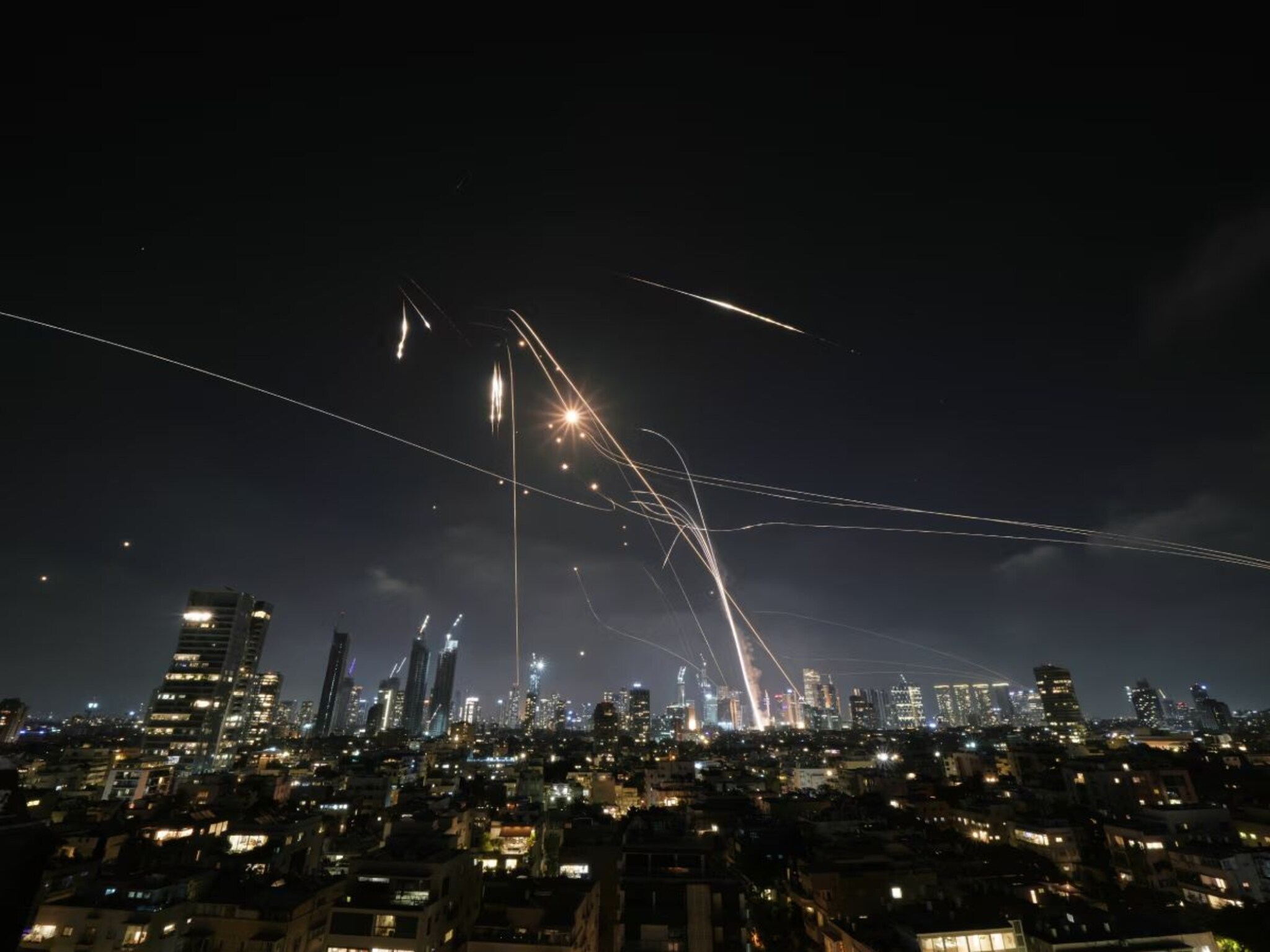 इस्त्रायलचा इराणवर पुन्हा हल्ला, 200 लढाऊ विमानांनी 6 ठिकाणांना केलं टार्गेट, इराणनकडूनही बॅलेस्टिक अटॅक