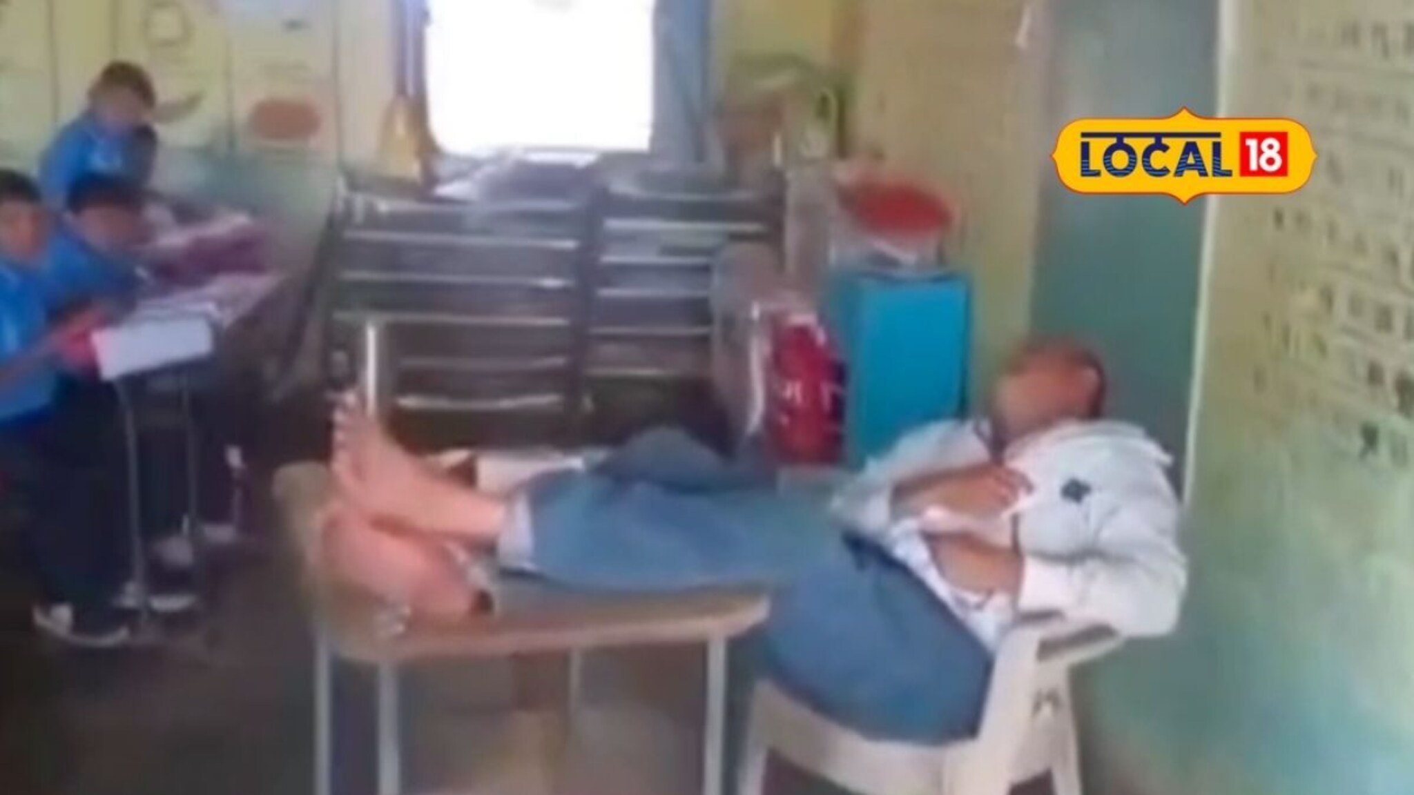 शाळेत झोपा काढणाऱ्या शिक्षकाचा Video Viral, जालन्यातून पुढे आला खरा प्रकार