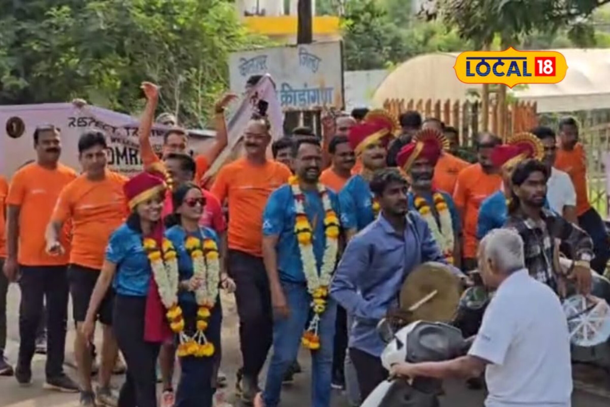 कोल्हापूरच्या 12 धावपटूंची कमाल, जगातील सर्वात खडतर मॅरेथॉन केली पूर्ण, Video