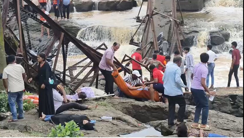 रविवार असल्यामुळे इंद्रायणीच्या पुलावर पर्यटकांची मोठी गर्दी होती, त्यामुळे पूल कोसळल्यानंतर काही पर्यटक इंद्रायणी नदीत बुडाल्याची भीती आहे.