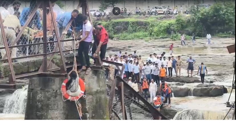 बराच जुना असल्यामुळे हा पूल जीर्ण झाला होता, तसंच मागच्या काही दिवसांपासून सुरू असलेल्या पावसामुळे पूल खचलाही होता. यानंतर आज दुपारच्या सुमारास हा पूल कोसळला. 