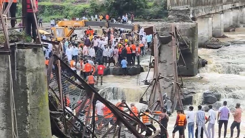 'आमच्या डिफेन्सच्या अखत्यारित हा पूल येतो. पादचारी पूल असल्याने केवळ पर्यटकांना या बाजूने पलीकडील बाजूस जाण्यासाठी पुलाचा वापर व्हायचा. बंधने असतानाही काहीवेळा दुचाकी देखील पुलावरून जायच्या. परंतु पूल अतिशय कमकुवत होता. त्यातूनच ही घटना घडली आहे. मदतकार्य सुरू असून एनडीआरएफसह वेगवेगळ्या टीम्स घटनास्थळी पोहोचल्या आहेत', अशी माहिती आमदार सुनिल शेळके यांनी दिली आहे.