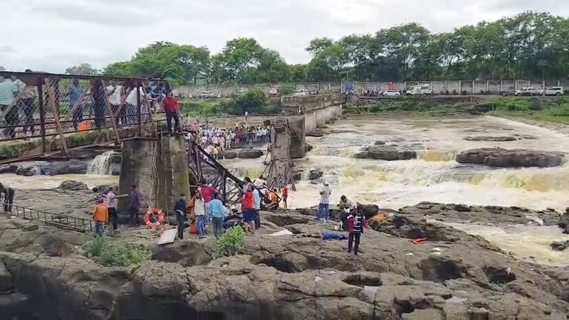 पावसाळ्याला सुरुवात झाली की हजारो पर्यटकांची पावले वर्षाविहारासाठी मावळ तालुक्यातील अनेक प्रसिद्ध पर्यटनस्थळांकडे वळतात. आज रविवारी सुट्टीच्या दिवशी प्रसिद्ध कुंडमळ्याला पर्यटकांनी गर्दी केली होती. येथीलच इंद्रायणी नदीवरील पुलावरून पर्यटक जात असताना पूल अचानक खचला, खाली कोसळला.