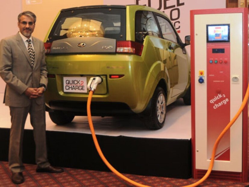 महिंद्र e2O - लहान आकाराचे स्मार्ट दिसणारे e2O शहरी रस्त्यांसाठी परिपूर्ण होती. गाडीभोवती फिरायला जास्त वेळ लागला नाही आणि प्लास्टिकच्या पॅनल्समधील अंतर लक्षात येण्यासही जास्त वेळ लागला नाही. मोठ्या दरवाज्यातून ड्रायव्हरच्या सीटवर बसणे पुरेसे सोपे होते. तुमच्या समोर एक साधा डॅश होता ज्यामध्ये पूर्णपणे डिजिटल इन्स्ट्रुमेंट क्लस्टर होता जो कारबद्दल सर्व माहिती देत असे. 
