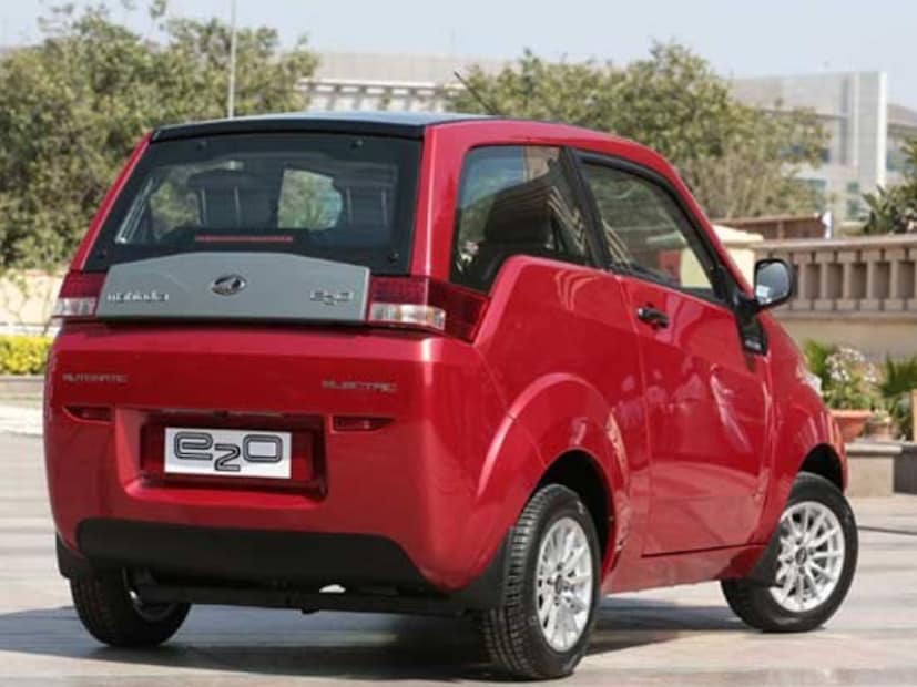भारतात हरित क्रांतीची सुरुवात mini  reva नावाच्या छोट्या कारने झाली. ही एक लहान शहरी कार होती आणि २००१ मध्ये लाँच केलेली भारतातील पहिली  इलेक्ट्रिक कार होती. 