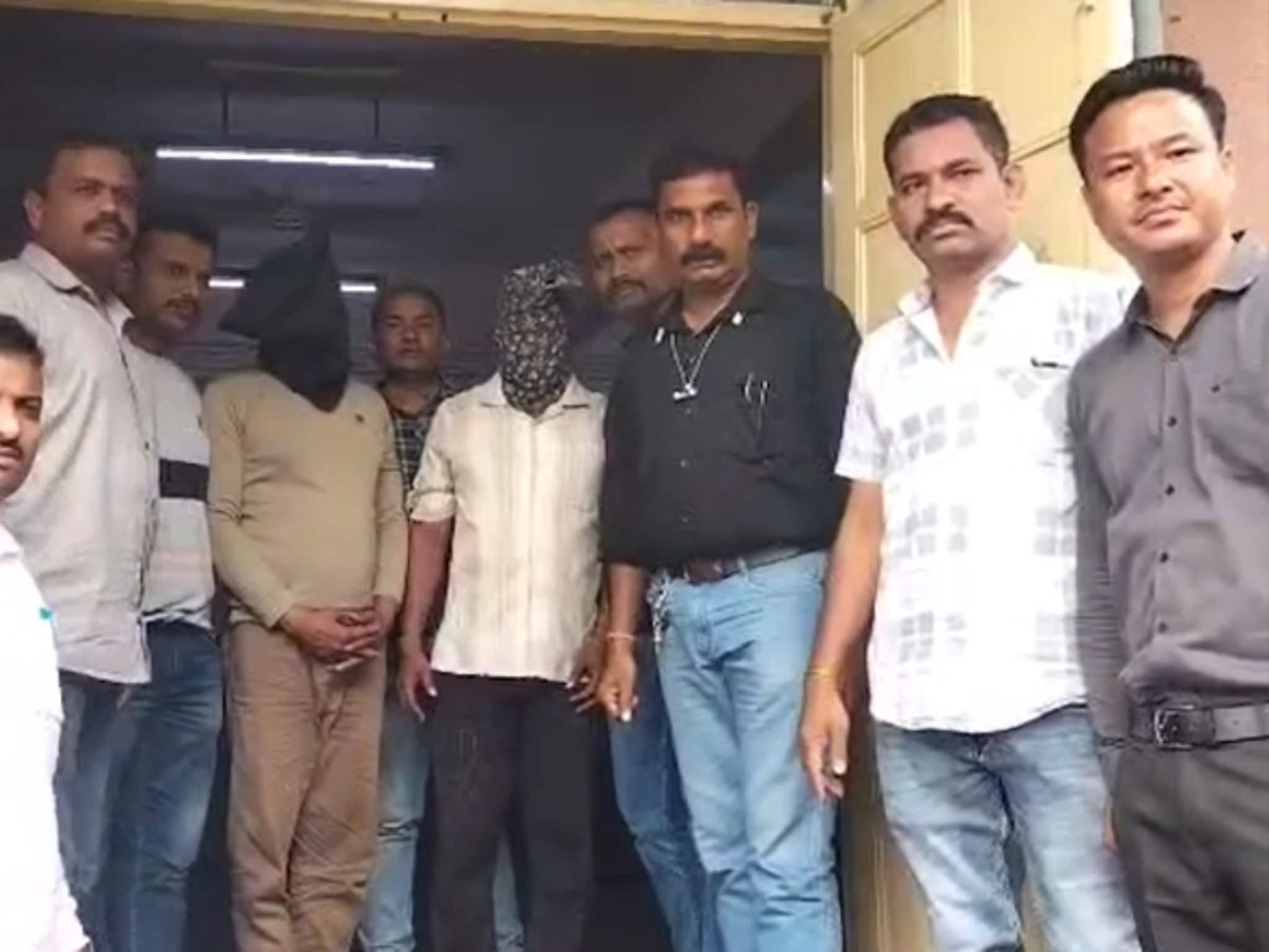 त्यांच्या खिशात देशी कट्टा आणि जिवंत काडतूस... पोलिसांना खबर लागली, दोघांना अटक