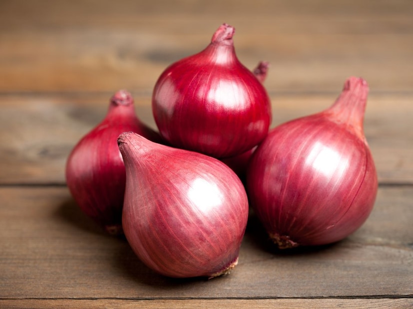 कांदा कापला आणि त्यापैकी उरला तर आपण तो फ्रिजमध्ये ठेवतो. पण फ्रिजमध्ये ठेवल्यावर कांद्यामधील स्टार्च साखरेत रूपांतरित होतं, ते ओले आणि मऊ होतात. ज्यामुळे त्यावर बुरशी वाढते. आजूबाजूच्या भागातील हानिकारक बॅक्टेरिया कांद्यावर बसू शकतात, ज्यामुळे बुरशीची वाढ होते. म्हणून कांदे नेहमी हवेशीर ठिकाणी ठेवावेत.