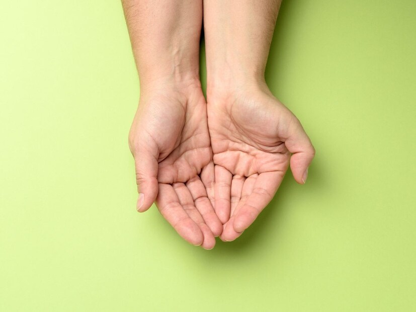 या पर्वतावर लहान रेषा असतील तर प्रेम विवाह होण्याची दाट शक्यता असते. असे लोक आयुष्यात खूप प्रवास करतात. एखादी रेषा चंद्रापासून निघाली असेल आणि भाग्य रेषेशी जोडली गेली असेल तर याचा अर्थ असा की तुम्ही परदेशात काम कराल किंवा तुमच्या कुटुंबापासून दूर कुठेतरी स्थायिक व्हाल.(सूचना : येथे दिलेली माहिती ज्योतिषीय ज्ञानावर आधारित आहे. याला कोणताही शास्त्रीय पुरावा नाही. न्यूज 18 मराठी त्याची हमी देत नाही.)
