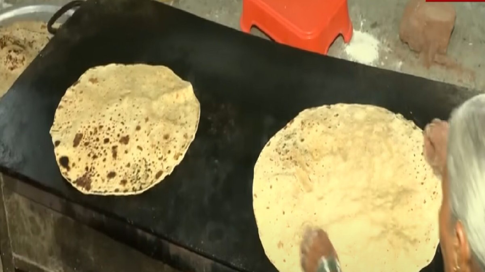 Pandharpur Wari 2025: वारीतली 'बाहुबली' चपाती, 5 माणसांनाही पुरून उरेल, खास VIDEO