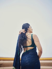 ओल्याचिंब पावसात अभिनेत्रीचा मनमोहक अंदाज, वाढवली सोशल मीडियाची 'गर्मी'! ओल्याचिंब पावसात अभिनेत्रीचा मनमोहक अंदाज, वाढवली सोशल मीडियाची 'गर्मी'!