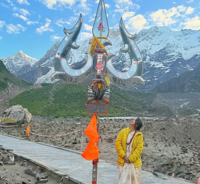 केदारनाथ मंदिरात दर्शन घेतल्यानंतर प्राजक्ताने सोशल मीडियावर तिचे खास फोटो शेअर केले आहेत, जे पाहून तिच्या भक्तांचा आनंद द्विगुणित झाला आहे. प्राजक्ता माळी गेल्या काही महिन्यांपासून १२ ज्योतिर्लिंगांची यात्रा पूर्ण करत आहे. 
