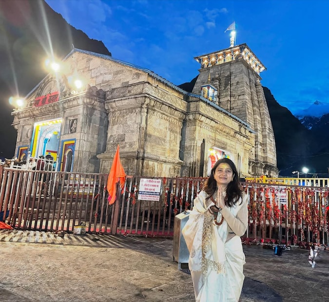उत्तराखंडमध्ये असलेलं केदारनाथ धाम हे भगवान शिवशंकराच्या बारा ज्योतिर्लिंगांपैकी एक आहे. दरवर्षी लाखो भाविक मोठ्या संख्येने या पवित्र यात्रेला जातात. मराठी कलाविश्वातील आपली लाडकी अभिनेत्री प्राजक्ता माळीने नुकतीच ही केदारनाथ यात्रा यशस्वीरित्या पूर्ण केली आहे. 